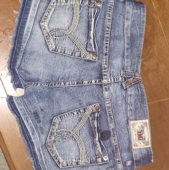 Shorts - Picture 3 of 3